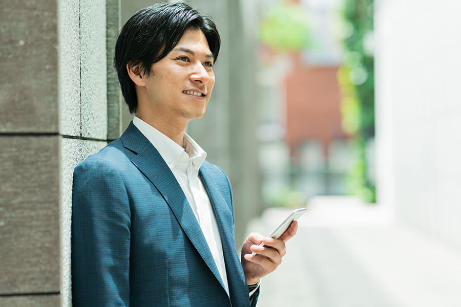 AI導入に関する無料メルマガを読む男性