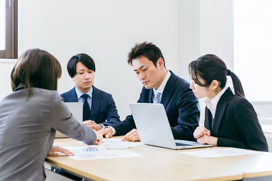 AI活用に悩みを抱える企業の社員
